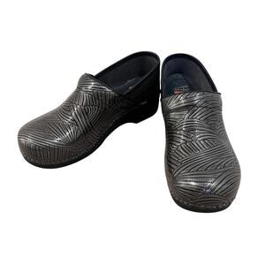 Dansko XP Shoes Womens Size 40 Pattern Leather Slip Resistant Nursing Clogs